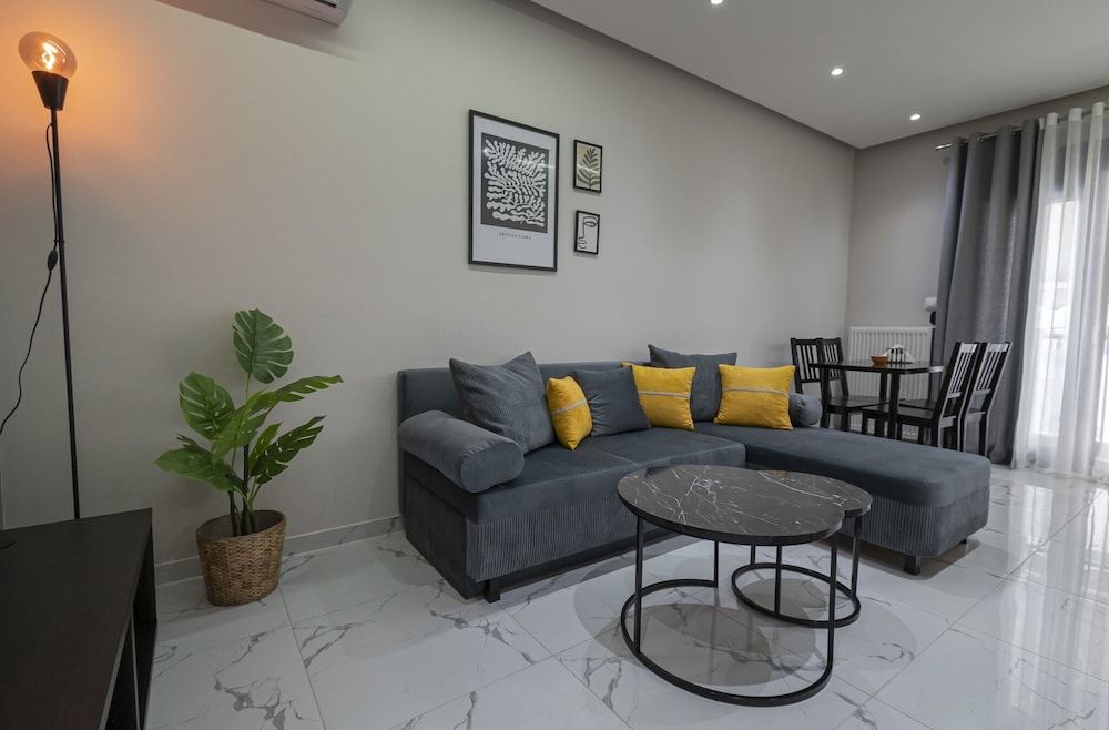 Central Cozy Home by Rentals Pro