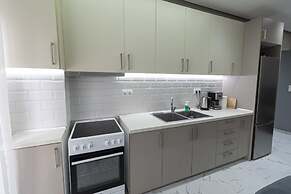 Central Cozy Home by Rentals Pro