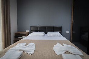 Central Cozy Home by Rentals Pro
