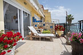 Poseidon Seafront Apartment by Rentalspro