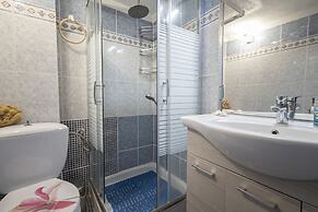 Poseidon Seafront Apartment by Rentalspro
