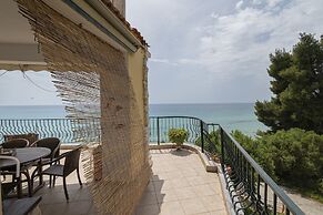 Poseidon Seafront Apartment by Rentalspro