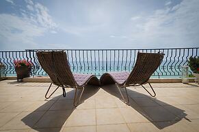 Poseidon Seafront Apartment by Rentalspro