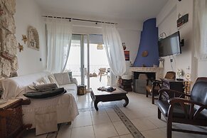 Poseidon Seafront Apartment by Rentalspro