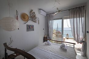 Poseidon Seafront Apartment by Rentalspro