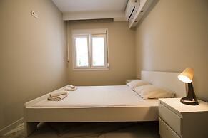 Eleni Seafront Apartment by Rentalspro