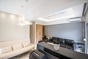 Eleni Seafront Apartment by Rentalspro