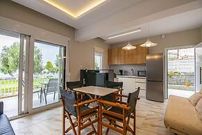 Eleni Seafront Apartment by Rentalspro