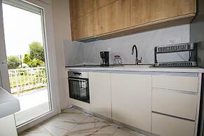 Eleni Seafront Apartment by Rentalspro