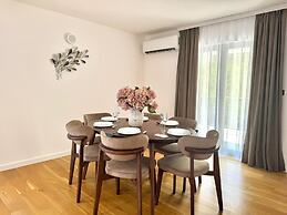 Sunny Bay Apartments