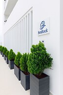 SeaRock Suites