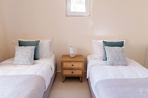Phaedrus Living: Seaside Thalassa Cretan 101