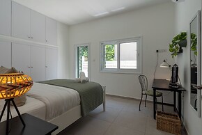 Arty Haven Spacious 3BR House in Larnaca