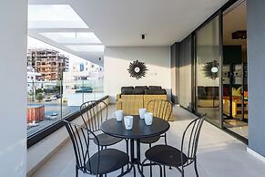 Beachcomber 2-BR Apartment in Larnaca