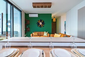 Beachcomber 2-BR Apartment in Larnaca