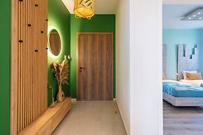 Beachcomber 2-BR Apartment in Larnaca