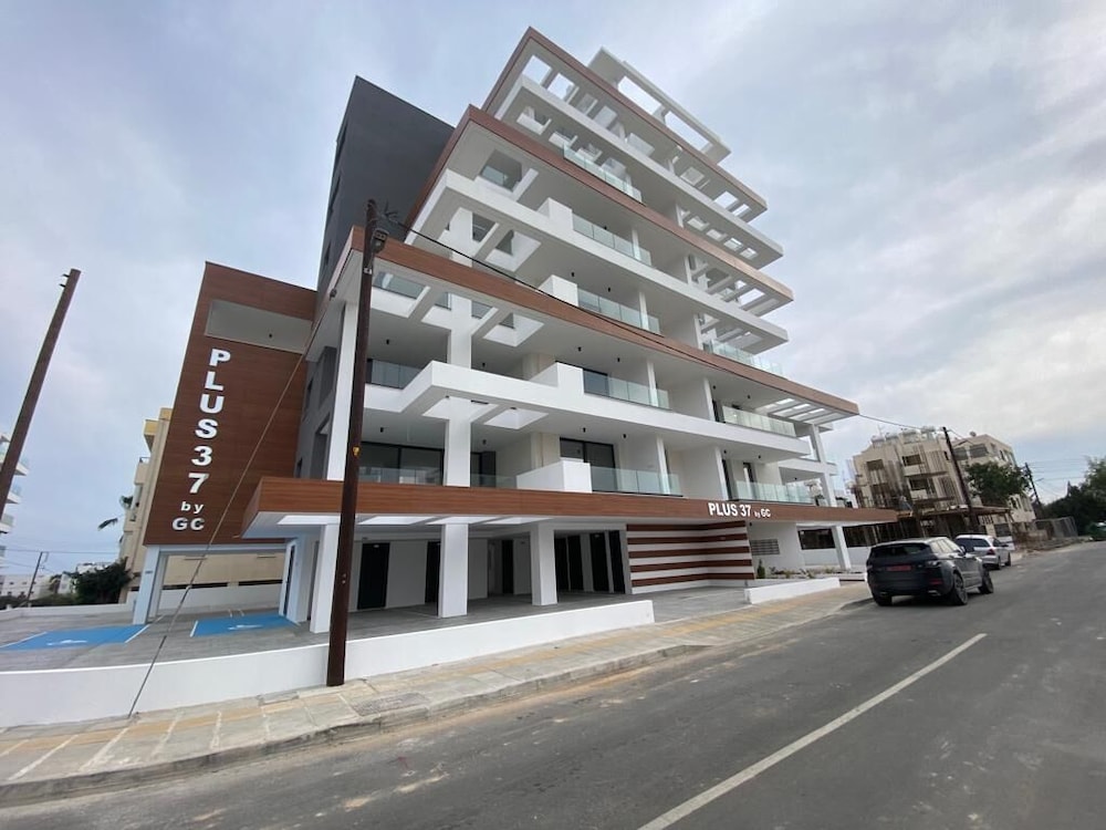 Beachcomber 2-BR Apartment in Larnaca