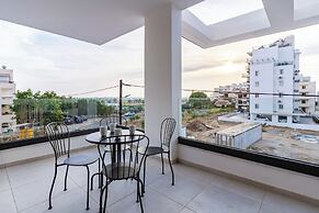 Beachcomber 2-BR Apartment in Larnaca