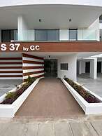Beachcomber 2-BR Apartment in Larnaca