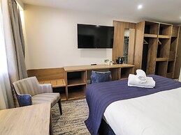 King Hotel Room
