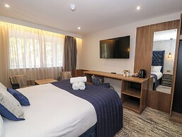 King Hotel Room