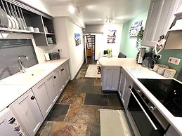 Cottage - Sleeps 4 - Pet Friendly - Terrace