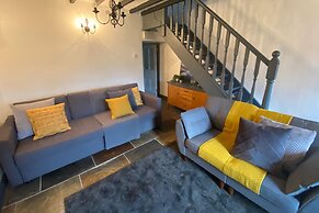 Cottage - Sleeps 4 - Pet Friendly - Terrace