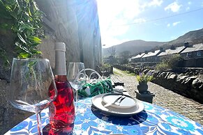 Cottage - Sleeps 4 - Pet Friendly - Terrace