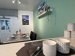 Cottage - Sleeps 4 - Pet Friendly - Terrace