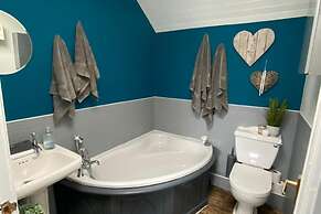 Cottage - Sleeps 4 - Pet Friendly - Terrace