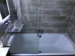 2-bed Seaside Apartment - Sleeps 5 & Free Parking