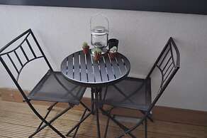 2-bed Seaside Apartment - Sleeps 5 & Free Parking