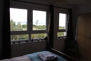2-bed Seaside Apartment - Sleeps 5 & Free Parking
