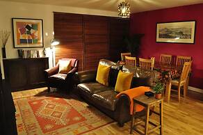 2-bed Seaside Apartment - Sleeps 5 & Free Parking
