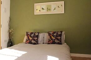 2-bed Seaside Apartment - Sleeps 5 & Free Parking