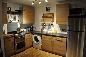 2-bed Seaside Apartment - Sleeps 5 & Free Parking