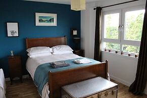 2-bed Seaside Apartment - Sleeps 5 & Free Parking
