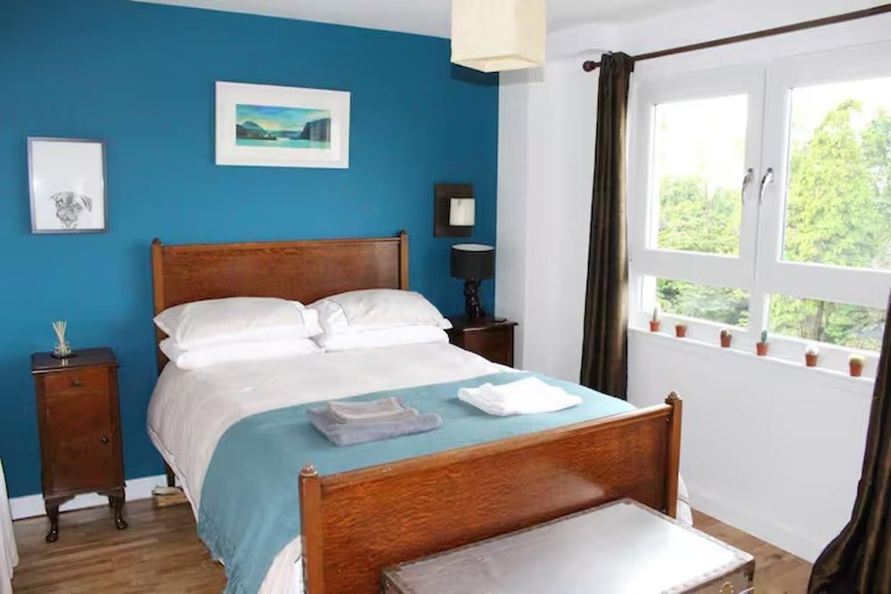 2-bed Seaside Apartment - Sleeps 5 & Free Parking