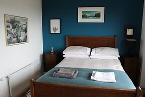 2-bed Seaside Apartment - Sleeps 5 & Free Parking
