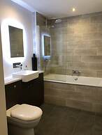 2-bed Seaside Apartment - Sleeps 5 & Free Parking