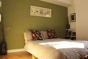 2-bed Seaside Apartment - Sleeps 5 & Free Parking