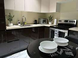 Stylish 1-Bed Condo with Views in Harloe