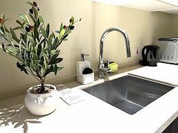 Stylish 1-Bed Condo with Views in Harloe