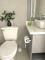 Modern Luxury 1BR Condo in Kingston