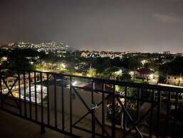 Modern Luxury 1BR Condo in Kingston