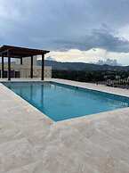 Modern Luxury 1BR Condo in Kingston