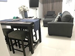 Modern Luxury 1BR Condo in Kingston