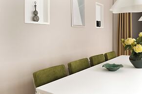 Royal Neighbors - 4 bedrooms - 2 bathrooms