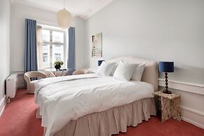 Royal Neighbors - 4 bedrooms - 2 bathrooms