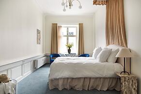 Royal Neighbors - 4 bedrooms - 2 bathrooms